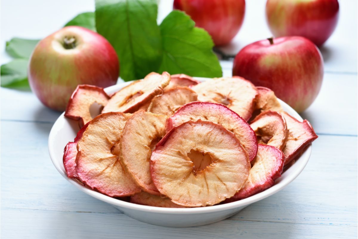dehydrated apple slices in bowl