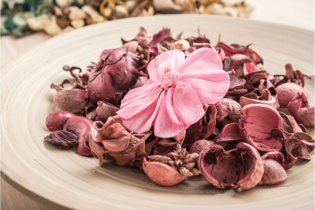 Plate with dried flowers and pink potpourri